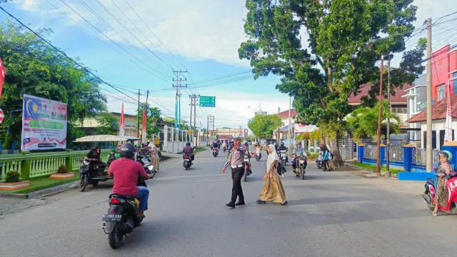 Personel Satlantas Polres Aceh Barat yang melaksanakan Strong Point Pagi di sejumlah titik keramaian. dok. Polres Aceh Barat