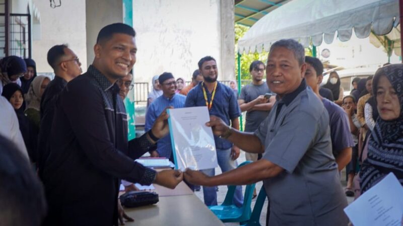 Wakil Walikota yang akrab disapa Abang Wakil ini meninjau langsung kegiatan penerimaan berkas modal usaha di Kantor Baitul Mal Kota Banda Aceh Gampong Keudah Kecamatan Kuta Raja, Jumat (19/9/2025). dok. Diskominfo Banda Aceh