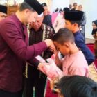 Plt Camat Lueng Bata, M Kharisma menyerahkan santunan kepada 200 anak yatim yang ada di wilayah Kecamatan Lueng Bata. dok. Pemko Banda Aceh