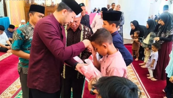 Plt Camat Lueng Bata, M Kharisma menyerahkan santunan kepada 200 anak yatim yang ada di wilayah Kecamatan Lueng Bata. dok. Pemko Banda Aceh