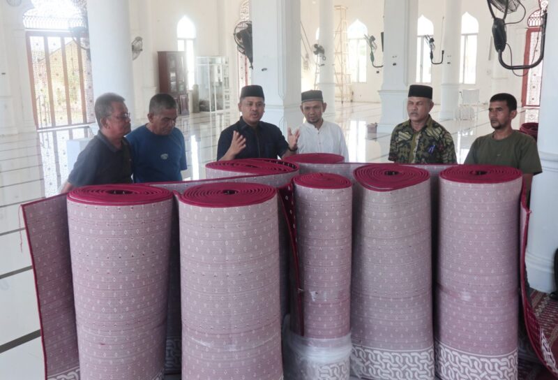 Wakil Ketua I DPRK Banda Aceh, Daniel Abdul Wahab, menyerahkan bantuan ambal sajadah kepada Masjid Kemukiman Tgk Chiek Di Lamjabat, Kecamatan Meuraxa, Banda Aceh, Jumat (19/9/2025). dok. Pemko Banda Aceh