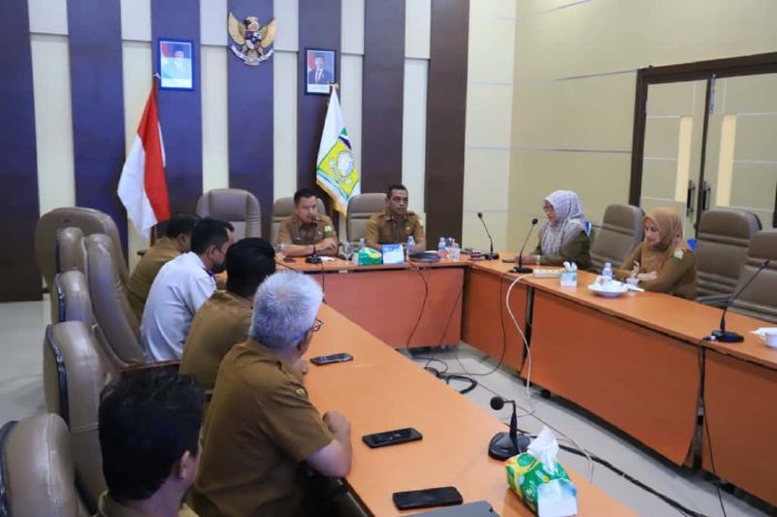 Plt Asisten Administrasi Umum Setdakab Aceh Besar, Muharril Al-Aqshar SE, M.Ec.Dev membuka Rapat Koordinasi TPID Kabupaten Aceh Besar di ruang rapat Kantor Bupati Aceh Besar, Kota Jantho, Selasa (23/9/2025). FOTO : PROKOPIM PEMKAB ACEH BESAR