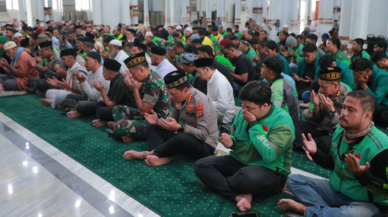 Kapolda Aceh Brigjen Pol Marzuki Ali Basyah melaksanakan salat gaib, zikir, dan doa bersama Sahabat Ojek Online (Ojol) di Masjid Raya Baiturrahman, Banda Aceh, Selasa, 2 September 2025. dok. Polda Aceh
