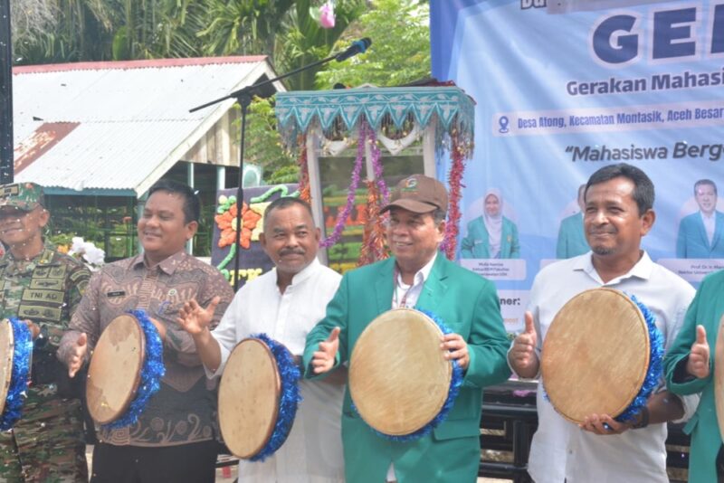Asisten II Sekdakab Aceh Besar H.M Ali S.Sos MSi memukul beduk pada pembukaan GEMPAR di Gampong Atong, Montasik, Jum'at (26/09/2025). FOTO : MC ACEH BESAR