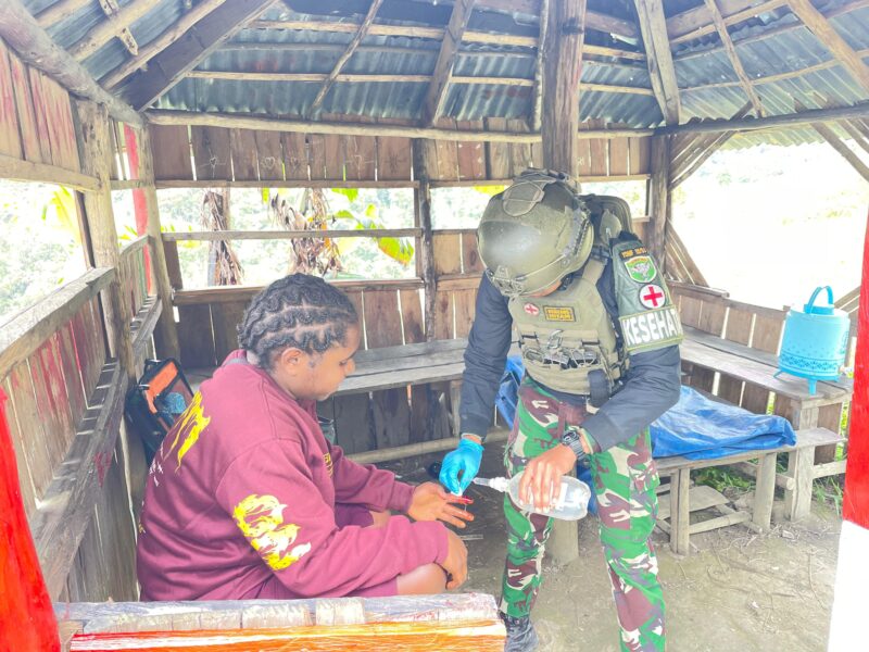 Pos Kalisemen Satgas Yonif 112/DJ memberikan Fasilitas layanan kesehatan berupa Pengobatan Gratis. dok. Pendam IM