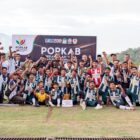 Foto bersama para pemain dan official tim Kecamatan Blang Bintang usai menjuarai turnamen sepakbola pada Porkab tahun 2025, di JSC Kota Jantho, Aceh Besar, Kamis (11/9/2025). dok. PROKOPIM PEMKAB ACEH BESAR