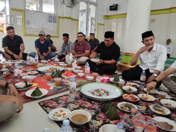 Kehadiran Bupati Aceh Besar H. Muharram Idris (Syech Muharran) bersana rombongan pada peringatan Maulid Nabi Besar Muhamnad SAW di Dusun Aron, Gampong Gue Gajah, Kecamatan Darul Imarah Aceh Besar, Minggu,(14/09/2025). dok. MC ACEH BESAR