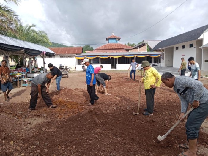Warga Gampong Leu Ue, Kecamatan Darul Imarah, Aceh Besar Gotong Royong Massal Menyambut Peringatan Maulid Nabi Besar Muhammad SAW, Minggu (28/9/2025). FOTO :  MC ACEH BESAR