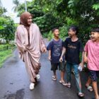 Istri Gubernur Aceh, Marlina Muzakir atau akrab disapa Kak Na Mualem, berkunjung ke rumah Muhammad Faisal, pelajar SMP Negeri 2 Syamtalira Bayu yang viral tinggal di rumah reyot yang jauh dari kata layak huni, di Dusun Cot Hagu, Gampong Blang Majron, Kecamatan Syamtalira Bayu, Aceh Utara, pada Minggu, (14/9/2025). dok. Ist