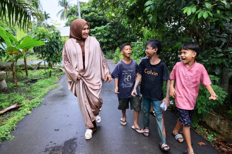 Istri Gubernur Aceh, Marlina Muzakir atau akrab disapa Kak Na Mualem, berkunjung ke rumah Muhammad Faisal, pelajar SMP Negeri 2 Syamtalira Bayu yang viral tinggal di rumah reyot yang jauh dari kata layak huni, di Dusun Cot Hagu, Gampong Blang Majron, Kecamatan Syamtalira Bayu, Aceh Utara, pada Minggu, (14/9/2025). dok. Ist