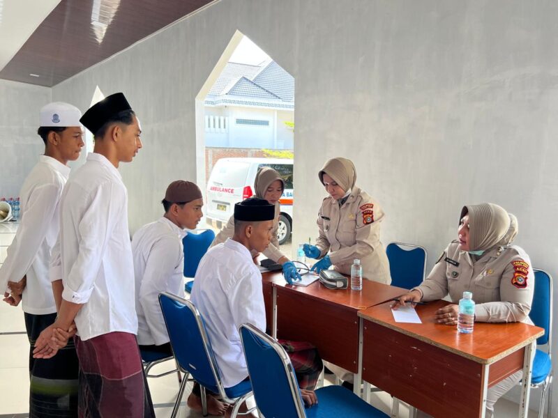 Dalam rangka menyambut Hari Keselamatan dan Hari Jadi Ke-70 Lalulintas, Polresta Banda Aceh melalui Sidokkes dan Satlantas menggelar kegiatan Bhakti Kesehatan Gratis yang berlangsung di Dayah Madani Al Aziziyah, Kamis (4/9/2025) pagi. dok. Polresta Banda Aceh