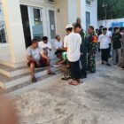 Petugas Satpol PP dan WH Aceh Besar berdialog dengan para saksi terkait penggrebekan tujuh muda-mudi pelanggar syariat islam, di kawasan Kecamatan Darul Imarah, Kabupaten Aceh Besar, Minggu (21/9/2025). DOK SATPOL PP DAN WH ACEH BESAR
