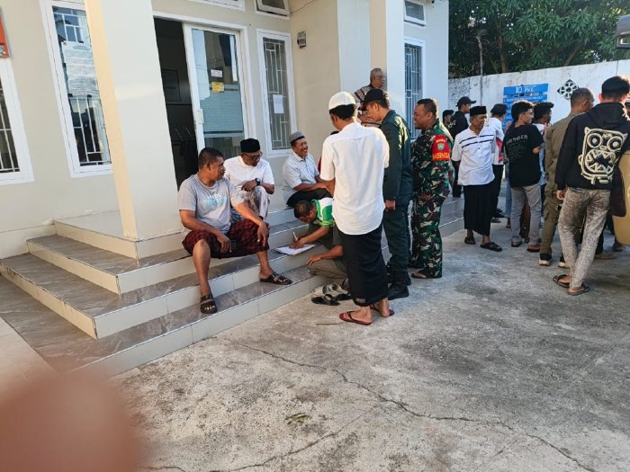 Petugas Satpol PP dan WH Aceh Besar berdialog dengan para saksi terkait penggrebekan tujuh muda-mudi pelanggar syariat islam, di kawasan Kecamatan Darul Imarah, Kabupaten Aceh Besar, Minggu (21/9/2025). DOK SATPOL PP DAN WH ACEH BESAR