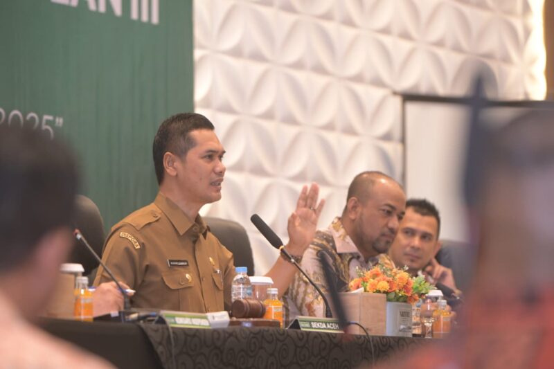 Sekretaris Daerah Aceh, M. Nasir, membuka rapat kerja PT Bank Aceh Syariah Triwulan III Tahun 2025 di Hotel Ayani Peunayong Banda Aceh, Senin, 15 September 2025. dok. Ist