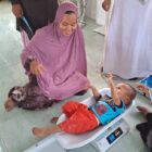 Para nakes Puskesmas Peukan Bada mengukur seorang balita di posyandu integrasi layanan primer (ILP), bertempat di Gampong Lam Lumpu, Aceh Besar, Jumat (19/09/2025). dok. MC ACEH BESAR
