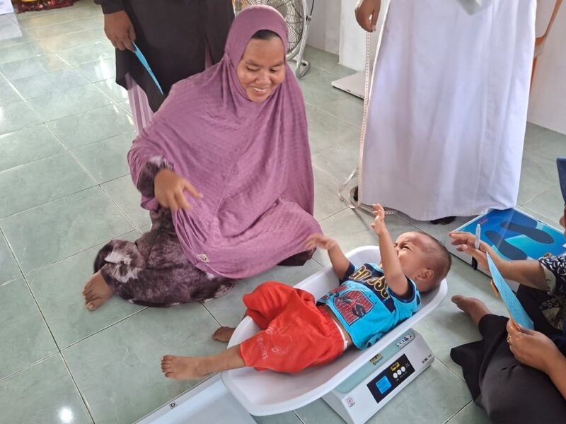 Para nakes Puskesmas Peukan Bada mengukur seorang balita di posyandu integrasi layanan primer (ILP), bertempat di Gampong Lam Lumpu, Aceh Besar, Jumat (19/09/2025). dok. MC ACEH BESAR