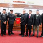 Bupati Aceh Besar, H Muharram Idris, Ketua DPRK Aceh Besar, Abdul Muchti AMd menerima dokumen Rancanangan Qanun Kabupaten Aceh Besar Tentang RPJMD tahun 2025-2029, di Ruang Rapat Paripurna DPRK Aceh Besar, Kota Jantho, Jumat (19/09/2025). dok. MC Aceh Besar