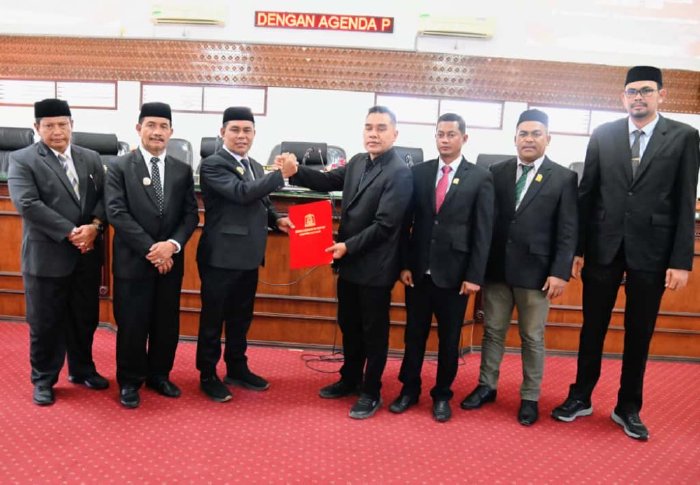 Bupati Aceh Besar, H Muharram Idris, Ketua DPRK Aceh Besar, Abdul Muchti AMd menerima dokumen Rancanangan Qanun Kabupaten Aceh Besar Tentang RPJMD tahun 2025-2029, di Ruang Rapat Paripurna DPRK Aceh Besar, Kota Jantho, Jumat (19/09/2025). dok. MC Aceh Besar