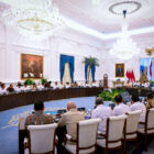 Presiden Prabowo Subianto memimpin rapat terbatas (ratas) dengan sejumlah Menteri Kabinet Merah Putih di Istana Merdeka, Jakarta, Kamis, 4 September 2025. (Foto: BPMI Setpres)