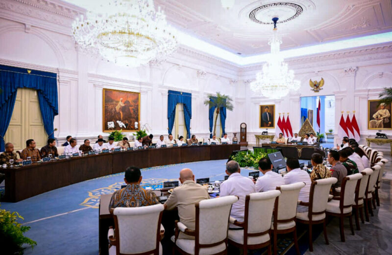 Presiden Prabowo Subianto memimpin rapat terbatas (ratas) dengan sejumlah Menteri Kabinet Merah Putih di Istana Merdeka, Jakarta, Kamis, 4 September 2025. (Foto: BPMI Setpres)