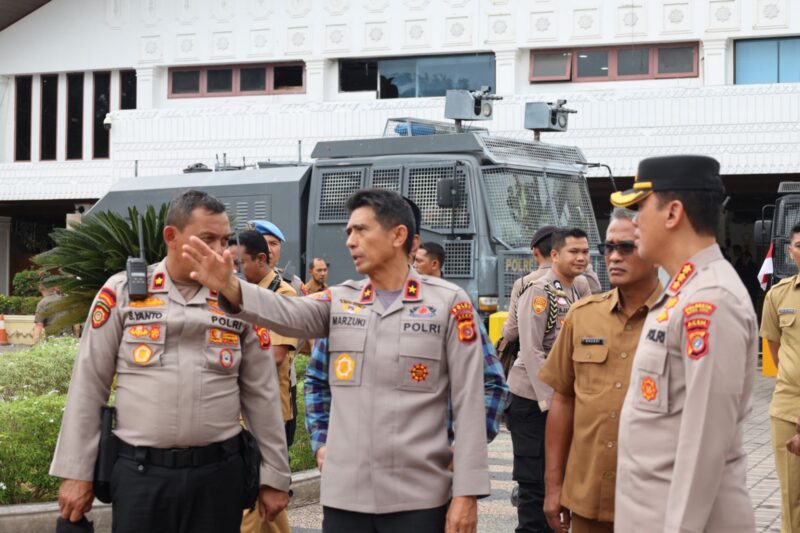 Kapolda Aceh Brigjen Pol Marzuki Ali Basyah turun langsung ke lokasi aksi unjuk rasa di depan Gedung DPRA, Banda Aceh, Senin, 1 September 2025. dok. Polda Aceh