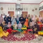 Foto bersama pada Sentra Kerajinan Souvenir, di Gampong Beurangong, Kecamatan Kuta Baro, Kabupaten Aceh Besar, Sabtu (13/9/2025). dok. MC ACEH BESAR