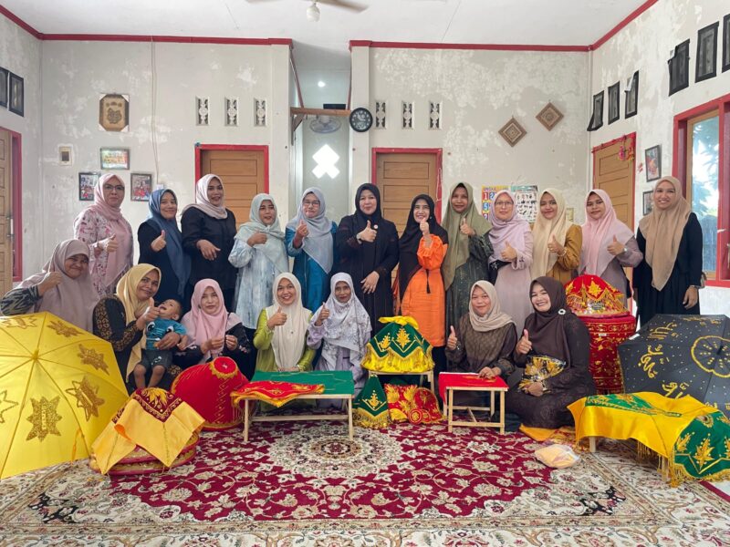 Foto bersama pada Sentra Kerajinan Souvenir, di Gampong Beurangong, Kecamatan Kuta Baro, Kabupaten Aceh Besar, Sabtu (13/9/2025). dok. MC ACEH BESAR