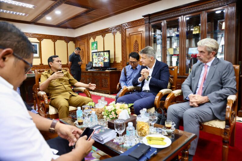 Wakil Gubernur Aceh, H. Fadhlullah, SE, menerima kunjungan Duta Besar Uni Eropa untuk Indonesia dan Brunei Darussalam, H.E. Denis Chaibi, bersama Minister Counsellor/Parliamentary Affairs, Antoine Ripoll, di Kantor Gubernur Aceh, Selasa (9/9/2025). dok. Ist