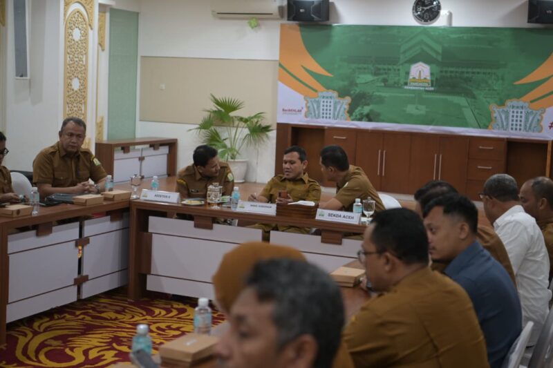 Wakil Gubernur Aceh, H. Fadhlullah SE., didampingi Sekretaris Daerah Aceh, M. Nasir, mengikuti rapat koordinasi (rakor) pengendalian inflasi daerah yang digelar secara daring melalui aplikasi Zoom, Senin (8/9/2025). dok. Ist