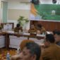 Wakil Gubernur Aceh, H. Fadhlullah SE., didampingi Sekretaris Daerah Aceh, M. Nasir, mengikuti rapat koordinasi (rakor) pengendalian inflasi daerah yang digelar secara daring melalui aplikasi Zoom, Senin (8/9/2025). dok. Ist