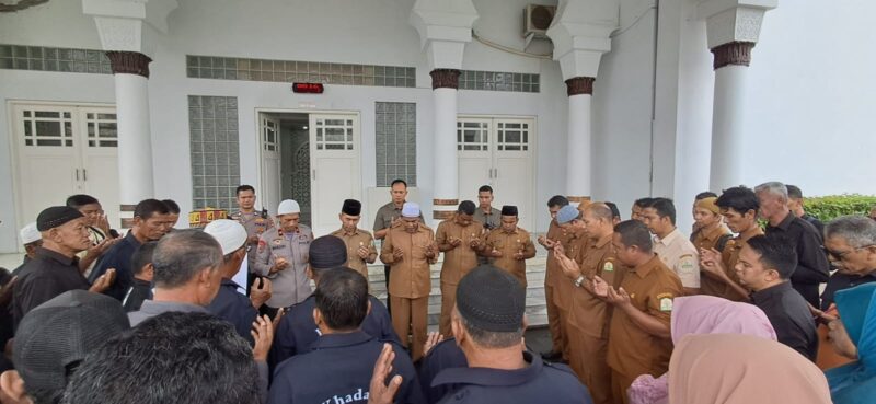 Kapolda Aceh Brigjen Pol Marzuki Ali Basyah bersama jajaran pengurus Masjid Raya Baiturrahman melaksanakan doa bersama untuk keselamatan, kelancaran, dan kedamaian aksi unjuk rasa hari ini, Senin, 1 September 2025. dok. Polda Aceh