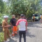 Kepala DLH Aceh Besar Muwardi SH memantau langsung tim DLH mengangkut sampah-sampah yang menumpuk di gampong Monikeun, kecamatan Lhoknga, Aceh Besar, Selasa (23/09/2025). FOTO : MC ACEH BESAR