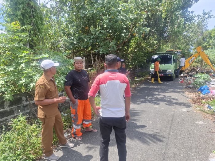 Kepala DLH Aceh Besar Muwardi SH memantau langsung tim DLH mengangkut sampah-sampah yang menumpuk di gampong Monikeun, kecamatan Lhoknga, Aceh Besar, Selasa (23/09/2025). FOTO : MC ACEH BESAR