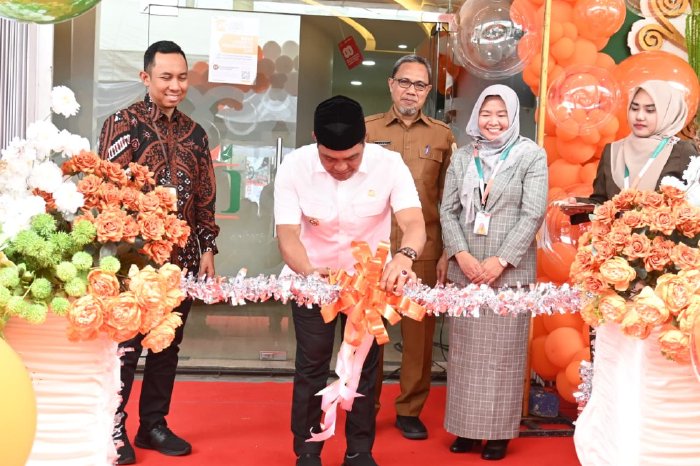 Bupati Aceh Besar, H Syech Muharram Idris memotong pita Grand Opening Kantor PT BPR. Syariah Ingin Jaya di Lambaro, Kecamatan Ingin Jaya, Aceh Besar, Senin (1/09/2025). dok. MC ACEH BESAR