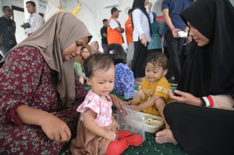 Sejumlah balita diberikan PMT pada intervensi nutrisi yang digelar oleh Perwakilan BKKBN Provinsi Aceh di Gampong Lambaro Neujid, Kecamatan Peukan Bada, Rabu (3/9/2025). DOK. MC ACEH BESAR