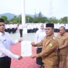 Bupati Aceh Besar Muharram Idris serahkan SK Pengangkatan secara simbolis kepada perwakilan PPPK di halaman Kantor Bupati Aceh Besar, Kota Jantho, Senin (08/09/2025). dok. MC ACEH BESAR