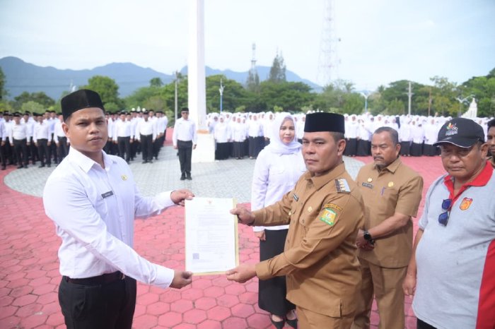Bupati Aceh Besar Muharram Idris serahkan SK Pengangkatan secara simbolis kepada perwakilan PPPK di halaman Kantor Bupati Aceh Besar, Kota Jantho, Senin (08/09/2025). dok. MC ACEH BESAR
