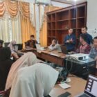Kabid Informasi Media, Persandian, Pos dan Telekomunikasi Diskominfo yang juga Kabid Pelayanan Informasi PPID Aceh Besar Mariadi ST, MM memantau pelaksanaan pengimputan data saat Desk Evaluasi PPID di Aula Rapat Diskominfo Aceh Besar, Kota Jantho, Kamis (11/09/2025).
DOK. MC ACEH BESAR