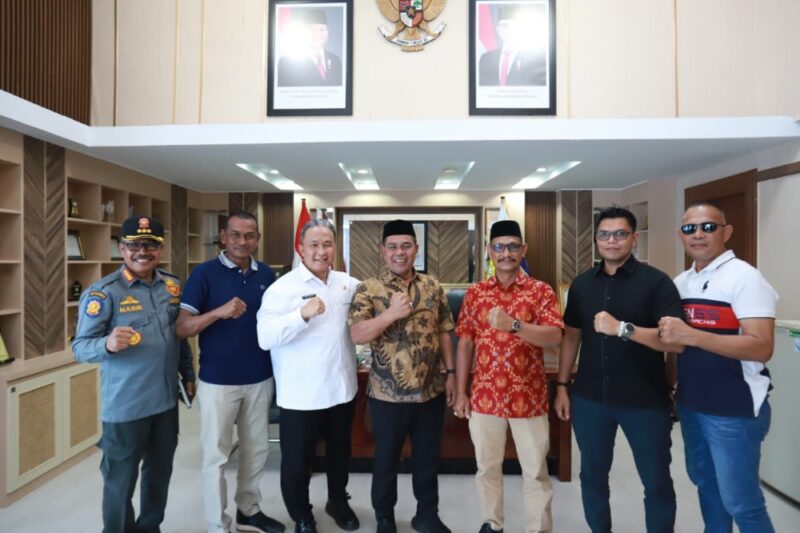 Foto bersama Bupati Aceh Besar H Muharram Idris dan Staf Ahli Menteri Dalam Negeri Bidang Hukum dan Kesatuan Bangsa, Irjen Pol Edi Mardianto SIK MSi serta pejabat lainya usai pertemuan di ruang Bupati Aceh Besar, Kamis (11/9/2025). dok. PROKOPIM PEMKAB ACEH BESAR