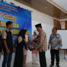 Wabup Aceh Besar Drs Syukri A Jalil menyerahkan ATK dan penyematan bet nama secara simbolis kepada para perwakilan peserta pelatihan berbasis kompetensi kejuruan yang digelar oleh Dinas tenaga kerja dan transmigrasi Kabupaten Aceh Besar, bertempat aula Disnaskertrans, Kota Jantho, Kamis (11/09/2025). DOK. MC ACEH BESAR