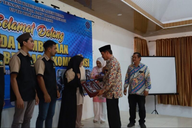 Wabup Aceh Besar Drs Syukri A Jalil menyerahkan ATK dan penyematan bet nama secara simbolis kepada para perwakilan peserta pelatihan berbasis kompetensi kejuruan yang digelar oleh Dinas tenaga kerja dan transmigrasi Kabupaten Aceh Besar, bertempat aula Disnaskertrans, Kota Jantho, Kamis (11/09/2025). DOK. MC ACEH BESAR