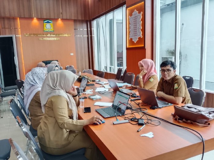 Tim E-Office Diskominfo Aceh Besar sedang memberikan Bimtek kepada jajaran Organisasi Perangkat Daerah di Kota Jantho, Senin (15/09/2025) dok. MC ACEH BESAR