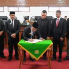 Bupati Aceh Besar, H Muharram Idris, Ketua DPRK Aceh Besar, Abdul Muchti AMd menandatangani berita acara rancangan Qanun tentang pengelolaan keuangan daerah dan rancangan Qanun tentang penyelenggaran cadangan pangan, di Ruang Rapat Paripurna DPRK, Jumat (19/09/2025). dok. MC ACEH BESAR