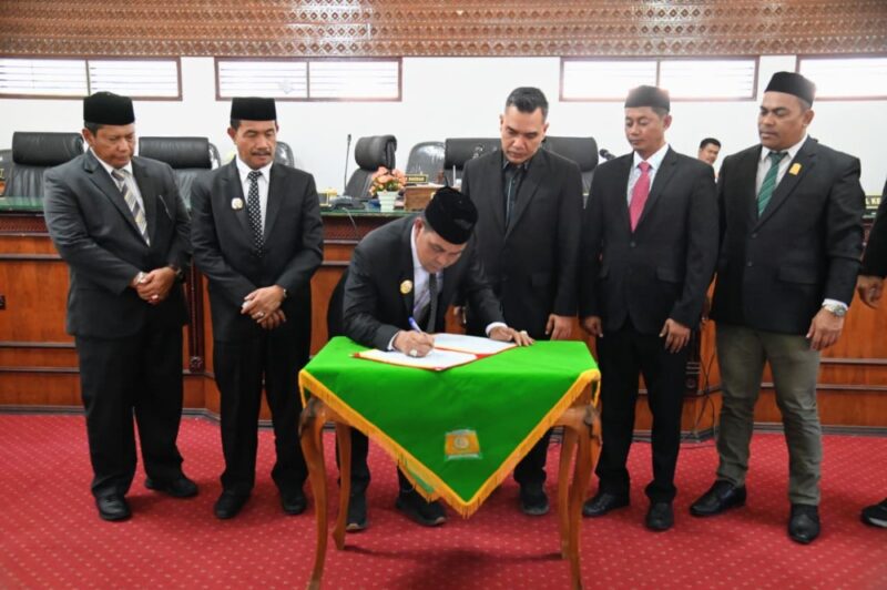 Bupati Aceh Besar, H Muharram Idris, Ketua DPRK Aceh Besar, Abdul Muchti AMd menandatangani berita acara rancangan Qanun tentang pengelolaan keuangan daerah dan rancangan Qanun tentang penyelenggaran cadangan pangan, di Ruang Rapat Paripurna DPRK, Jumat (19/09/2025). dok. MC ACEH BESAR