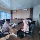 Pegawai Baitul Mal Aceh Besar memeriksa data pengaju beasiswa skripsi mahasiswa kurang mampu, di Kantor Baitul Mal Aceh Besar, Kota Jantho, Jumat (19/9/2025). dok. MC ACEH BESAR