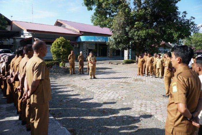 Sekda Aceh Besar Bahrul Jamil memimpin Apel gabungan Diskominfo, Disdikbud, Disdukcapil dan Kesekretariat Istimewa Aceh yang dilaksanakan setiap hari senin dan kamis, berlangsung di halaman kantor Bupati lama, Senin (22/09/2025). dok. MC ACEH BESAR