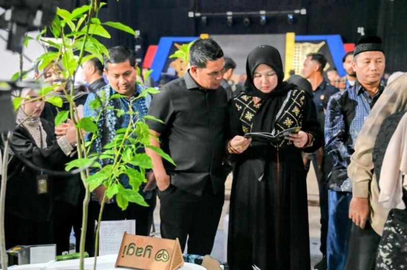 Bupati Aceh Besar H Muharram Idris (Syech Muharram), bersama Ketua TP PKK Aceh Besar Hj Rita Mayasari menghadiri malam pembukaan Meuseuraya Festival 2025 yang digelar di Balee Meuseuraya Aceh (BMA), Kota Banda Aceh, Rabu (24/9/2025). FOTO: PROKOPIM PEMKAB ACEH BESAR