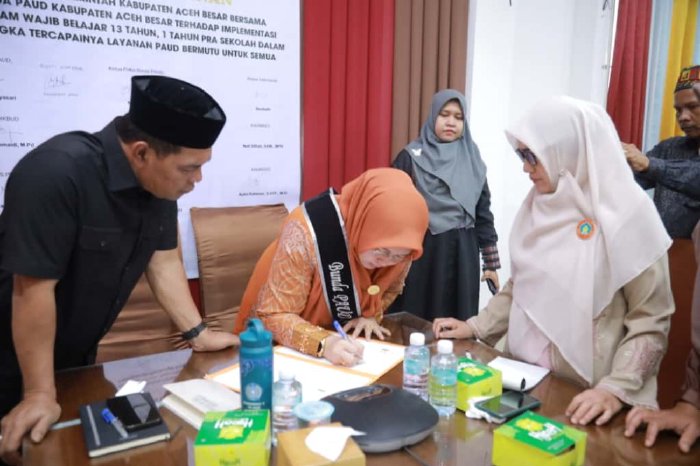 Bunda PAUD Aceh Besar Hj.Rita Mayasari menandatangani MOU Perjanjian Kerja Sama (PKS) Layanan Esensial untuk Pengembangan Anak Usia Dini Holistik Integratif (PAUD HI) serta Komitmen Wajib Belajar 13 Tahun, bertempat di Gedung Dekranasda Gampong Gani, Aceh Besar. dok. MC Aceh Besar