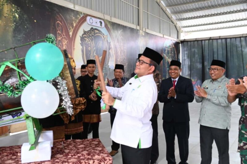 Kakanwil Kemenag Aceh Drs. H. Azhari, M.Si, memukul beduk tanda dibukannya RIAB FAIR di Kampus MA Dayah Ruhul Islam Anak Bangsa, Kecamatan Darul Imarah, Aceh Besar, Senin (29/09/2025). FOTO: MC ACEH BESAR