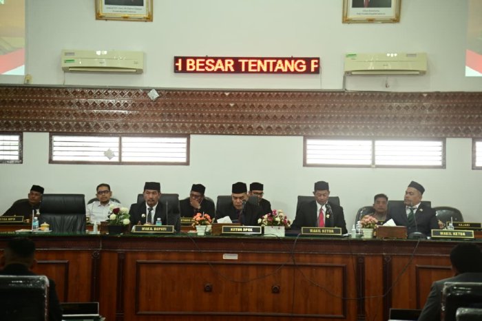 Wakil Bupati Aceh Besar Drs Syukri A Jalil menerima pandangan umum yang disampaikan Fraksi - Fraksi DPRK Aceh Besar terkait APBK Perubahan, pada Sidang Paripurna Ke-8 di Kota Jantho, Senin (29/09/2025). dok. MC ACEH BESAR